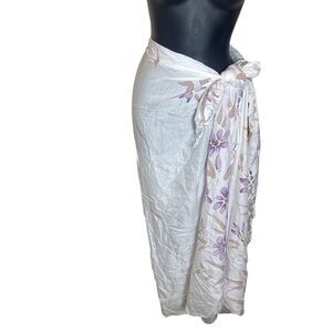 Dancing gecko Hawaii swimsuit cover/wrap white w floral and fringed ends